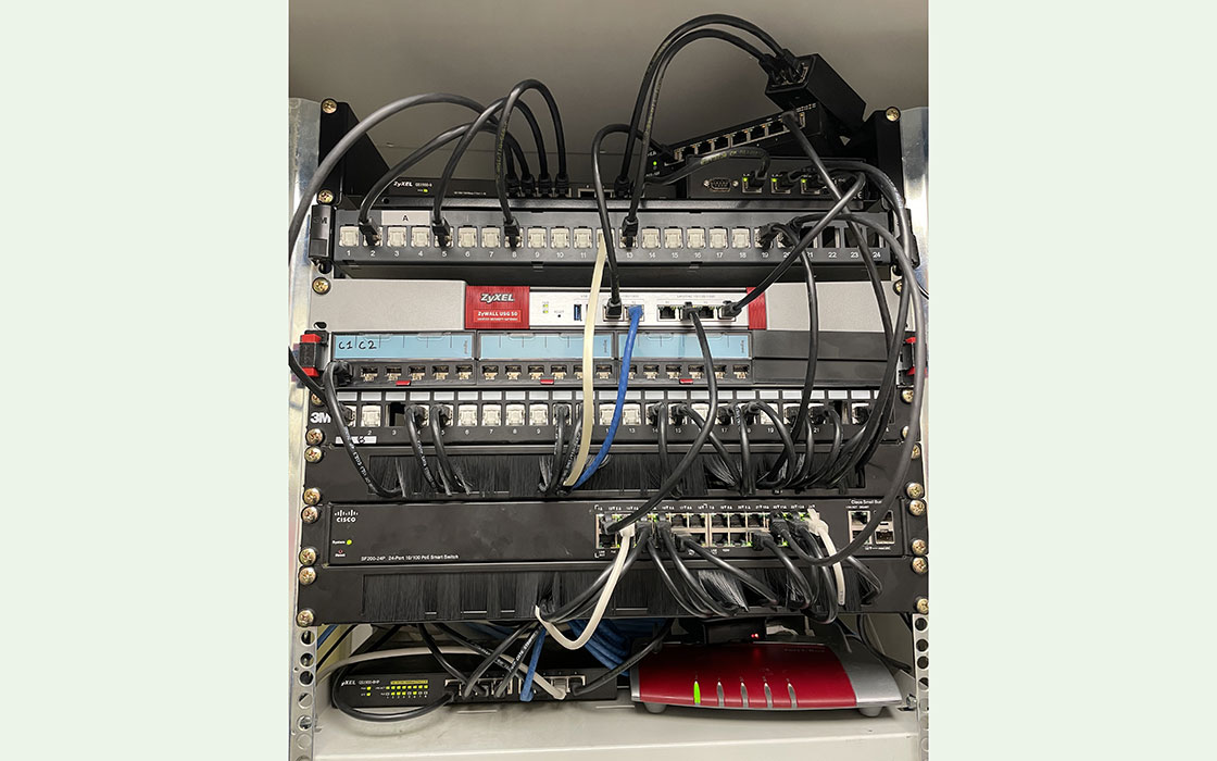 Cablage réseau, raccordement réseau, réseau local, cable ethernet, réseau informatique, baie de brassage, cable rj45, installation réseau local, E-NAUMAD installation réseau informatique